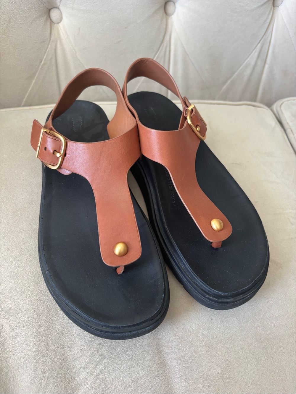 FitFlop Brown Leather T-Strap Sandals with Gold Hardware Thong Comfortable 8.5